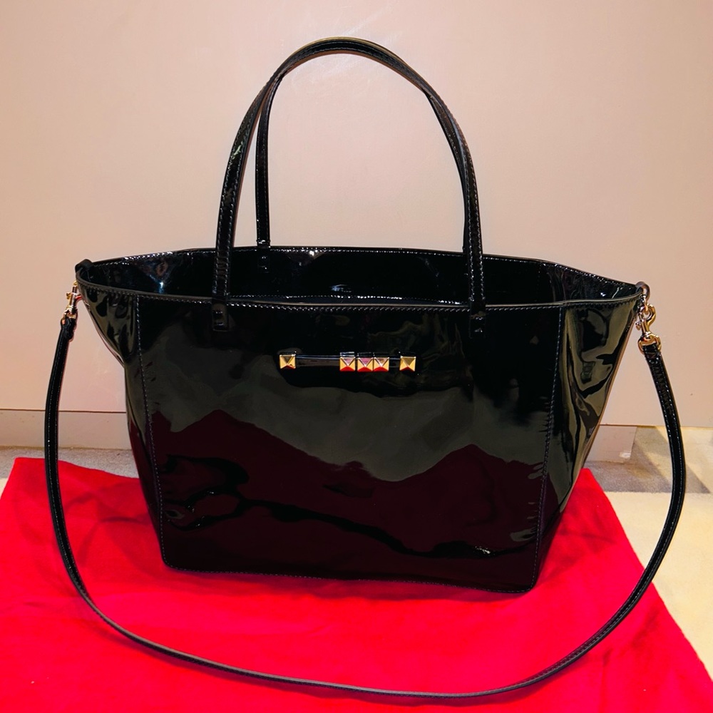 Classy Valentino, almost brand new! Worn a couple of times. Excellent condition.